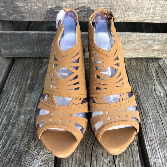 Tan Suede Laser Cut Wedge! NEW! - Picture 5 of 10